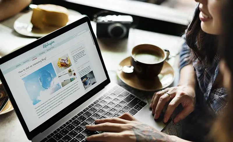 Sviluppo di un sito web Clion al computer